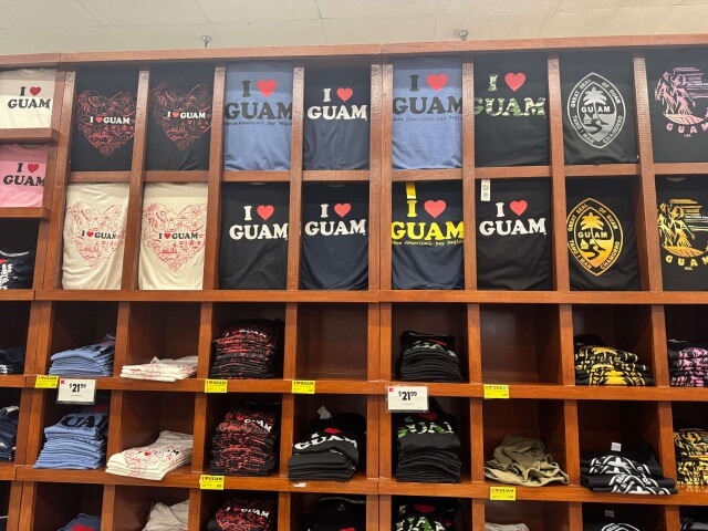 kマートにあるグアムデザインのtシャツ。
