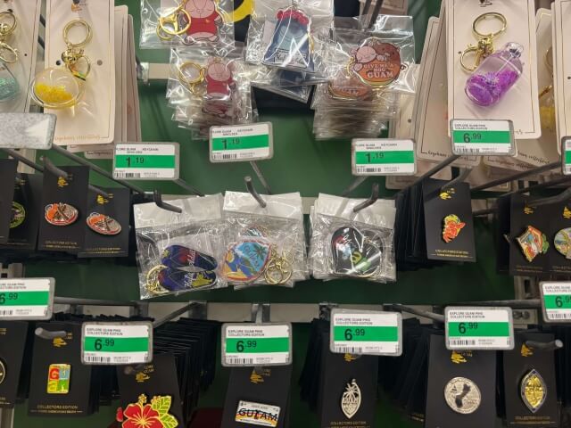 Kマートに陳列されているキーホルダーやマグネット２