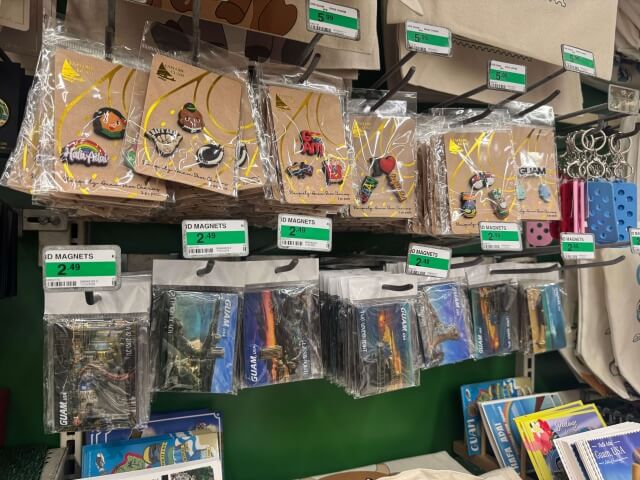 Kマートに陳列されているキーホルダーやマグネット。