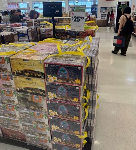 kマートで手に入るグアムチョコレートの詰め合わせ。マカデミアナッツ