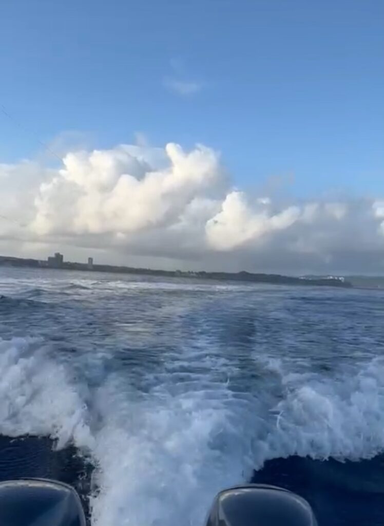 ダイビングポイントへ船で移動中の様子