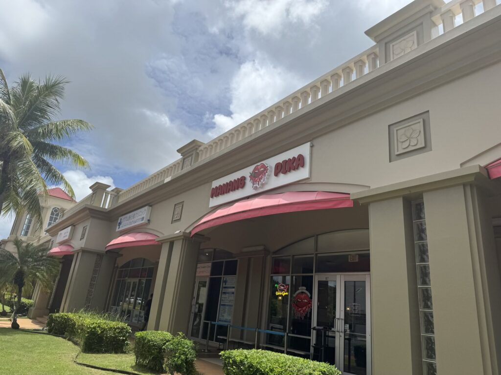 人気店ザクラックドエッグの隣にある謎のメキシカン料理店Manang Pika TumonはBay center の中にあります。赤いシャトルバスも止まります。