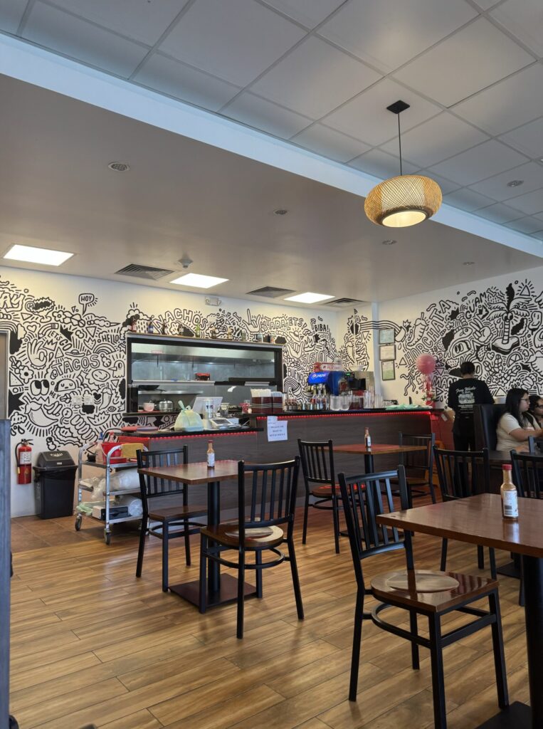 人気店ザクラックドエッグの隣にある謎のメキシカン料理店Manang Pika Tumon の店内です。