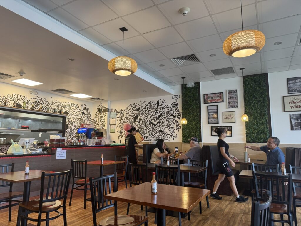 人気店ザクラックドエッグの隣にある謎のメキシカン料理店Manang Pika Tumon の店内はこんな感じです。