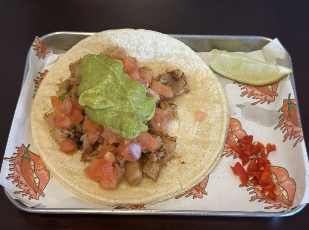 人気店ザクラックドエッグの隣にある謎のメキシカン料理店Manang Pika Tumonで食べたSISIG タコスの写真です