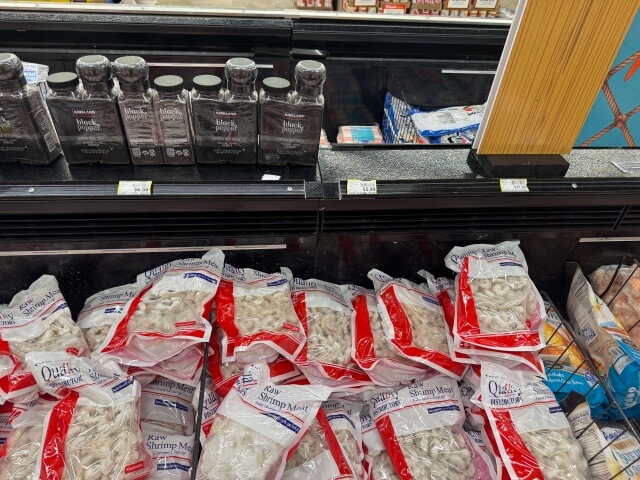 地元スーパーペイレスで販売されている海老。