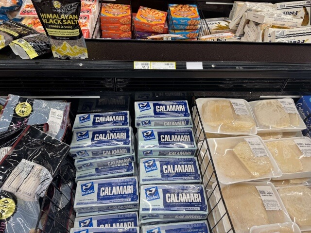 地元スーパーペイレスで販売されているイカ。