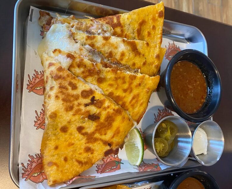 ザクラックドエッグの隣のメキシカンマナムピカの人気メニューBIRRIA QUESADILLIA