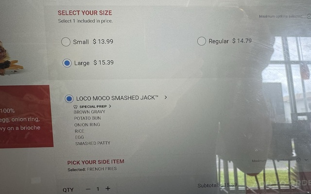 グアムのジャックインザボックスで注文できるメニューです。タッチパネルです。サイズを変更します