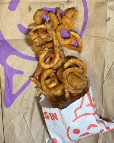 ジャックインザボックスで食べることができるサイドメニューの一つカーリーフライです。