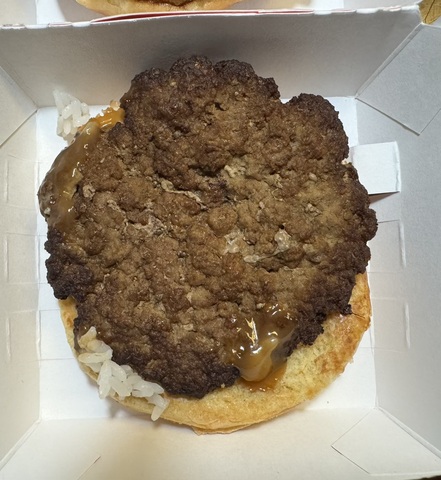 ジャックインザボックスで食べるグアム限定ロコモコバーガーのビーフパテです。