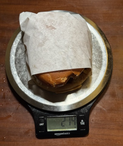 グアムのジャックインザボックス食べることができるグアムとハワイで限定ロコモコバーガーの重さです。