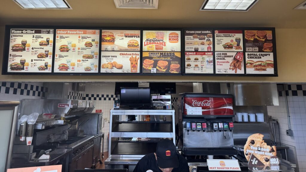 グアムのタモンセンターの中にあるバーガーキングでの注文するところです。