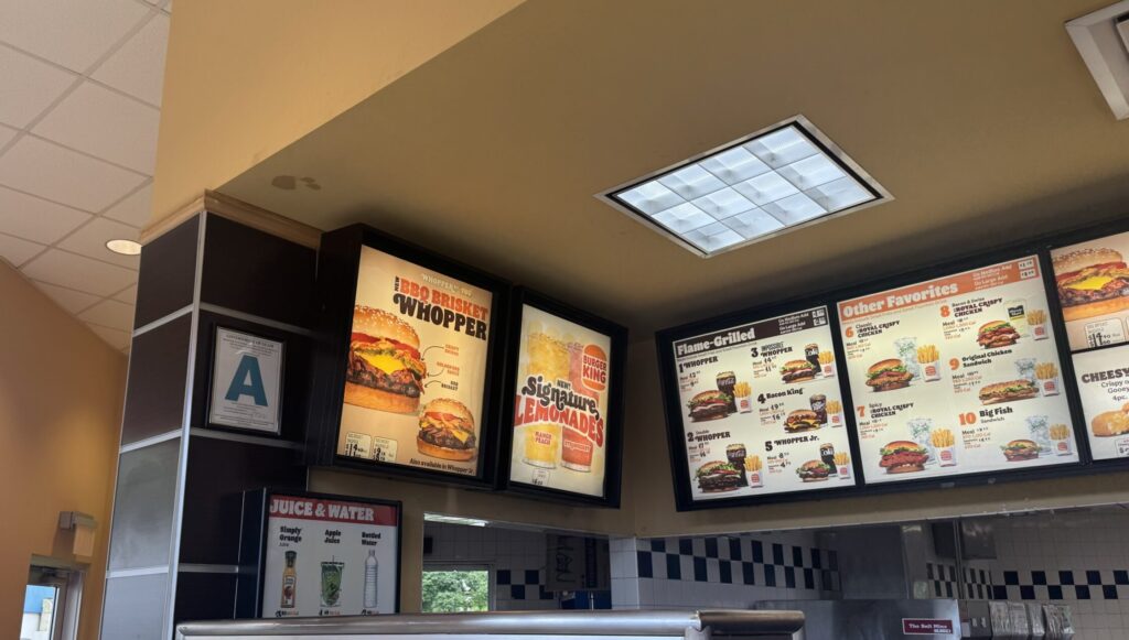 BBQブリスケッタの値段は注文する場所の後ろにディスプレイされていました。値段はコンボで14ドル越え！