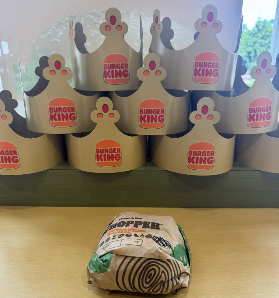 バーガーキングのクラウンとBBQブリスケットバーガー。グアムのタモンセンターで。