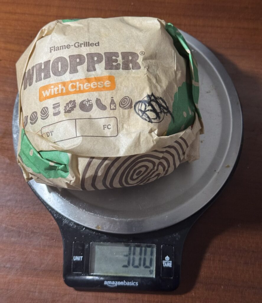 グアムで食べることができるBBQブリスケットバーガーの重さの写真です。