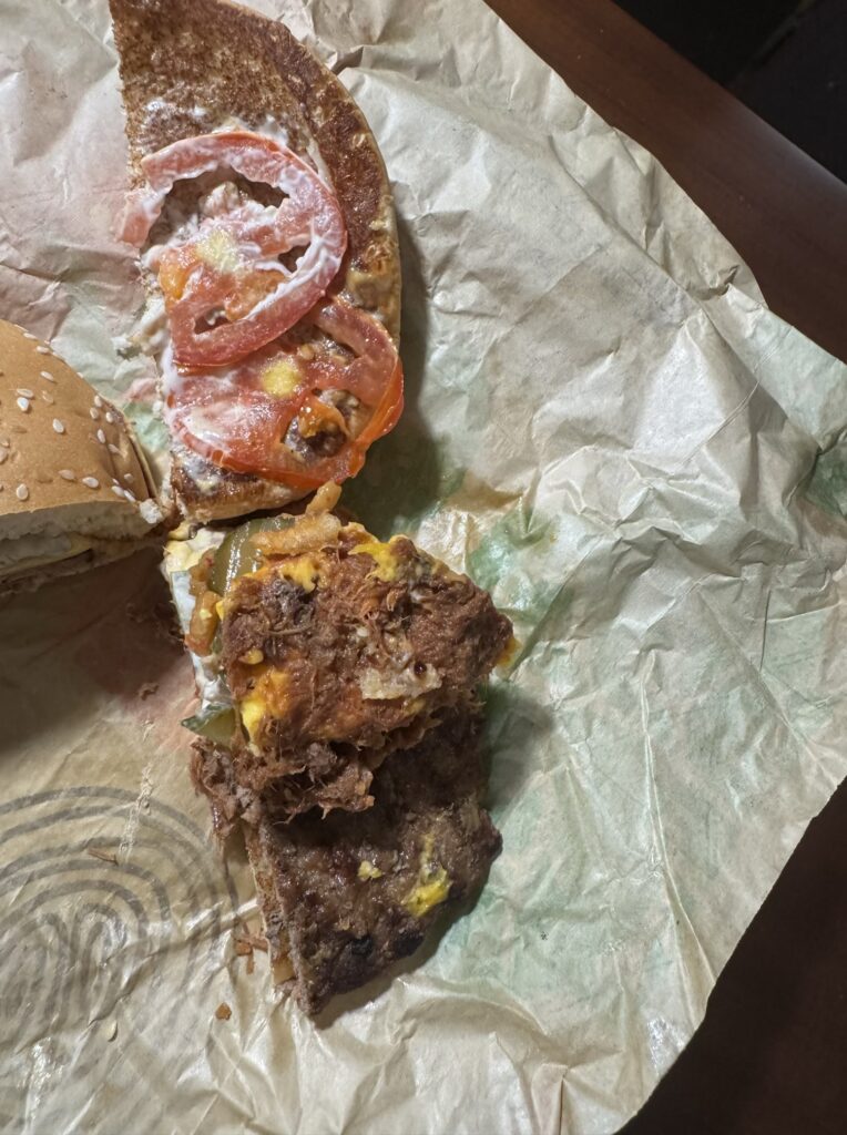 グアムのバーガーキングで食べることができるBBQブリスケッタ。ブリスケッタはパテの下に隠れていますよ。