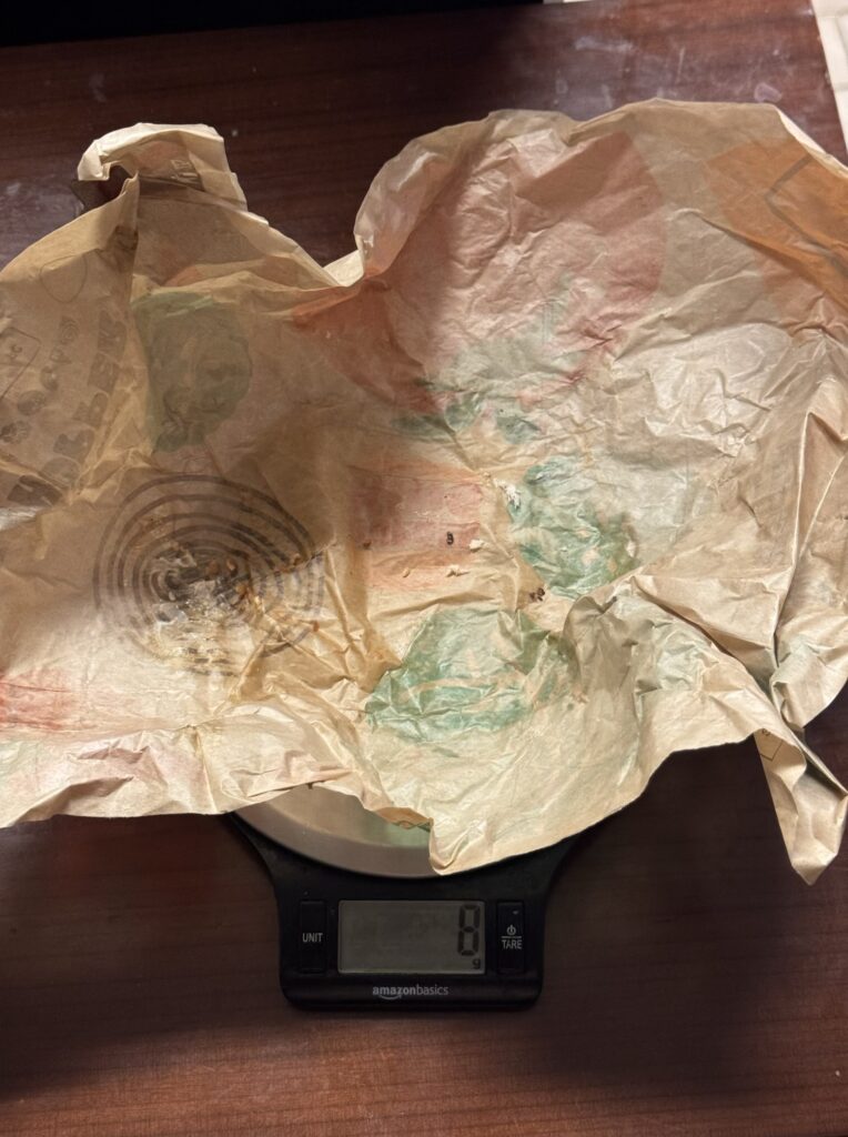 グアムで食べることができるBBQブリスケットバーガーの袋の重さは約８ｇでした。