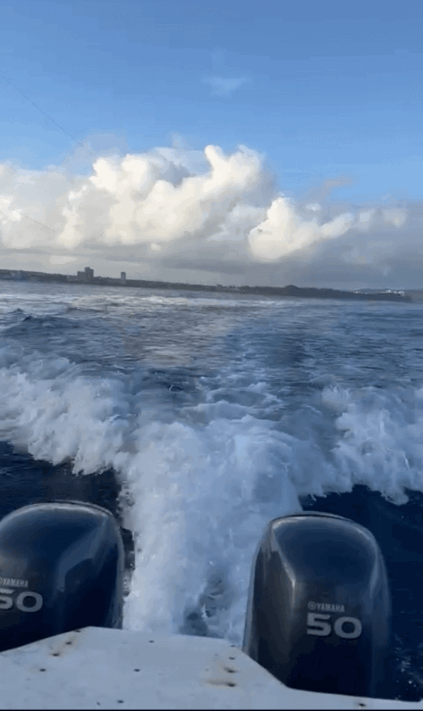 沖に向かう航行中の様子（グアム）