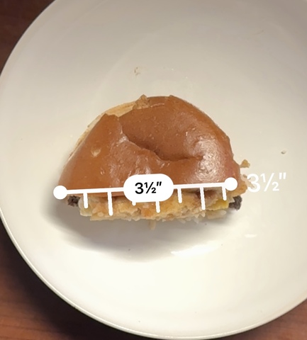 ジャックインザボックスで食べるグアム限定ロコモコバーガーのサイズです。