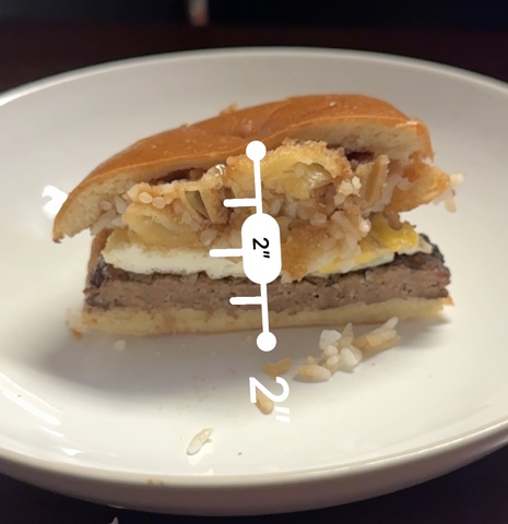 ジャックインザボックスで食べるグアム限定ロコモコバーガーのサイズです。