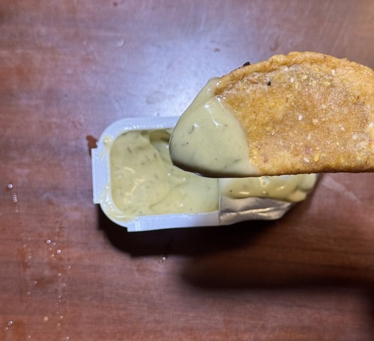 ジャックインザボックスで食べることができるサイドメニューの一つミニタコスについてくるアボカドライムソースをつけるとこんな感じ