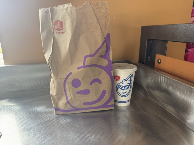 グアムのジャックインザボックスで注文したロコモコバーガーのセットです。