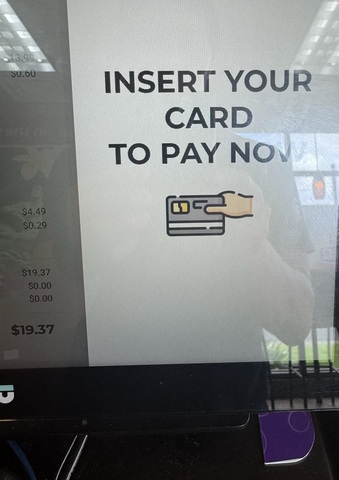 グアムのジャックインザボックスでお支払い画面です。クレジットか現金で。