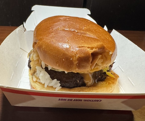 グアムのジャックインザボックス食べることができるグアムとハワイで限定ロコモコバーガーです