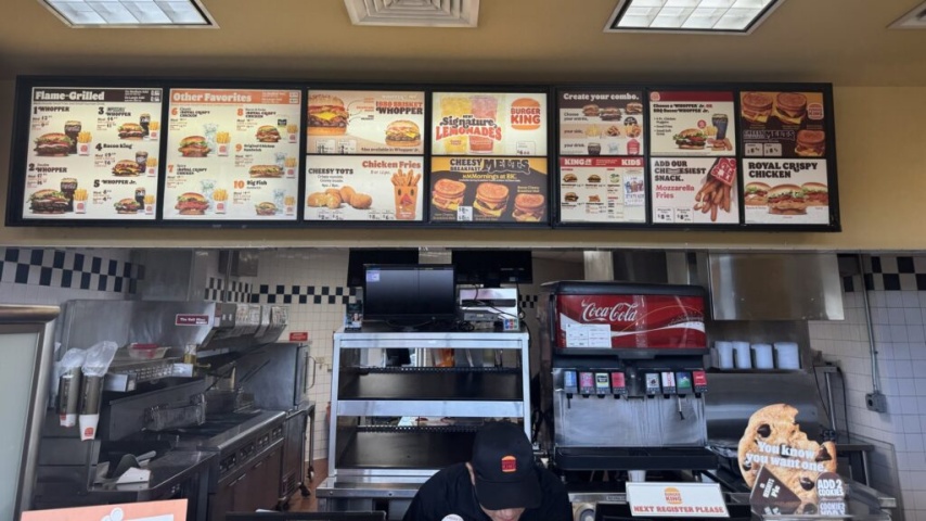 グアムのタモンセンターの中にあるバーガーキングでの注文するところです。