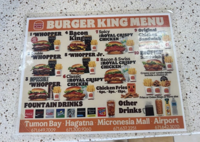 グアムのバーガーキングのメニュー（ベーコン系のバーガーが目立つ印象）