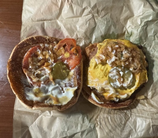 グアムのバーガーキングで食べることができるBBQブリスケットの写真です。チーズにピクルス、パテと沢山の具が入っています。