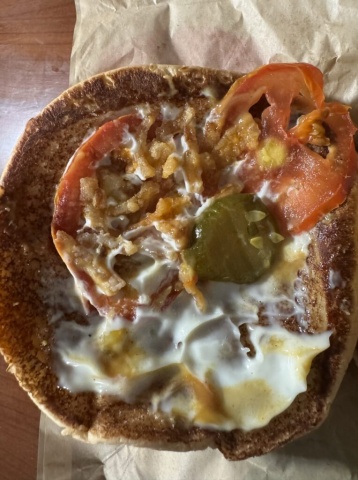 バーガーキンググアム店舗のBBQブリスケットバーガーにはトマトやピクルスが沢山入っています。