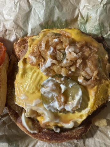 バーガーキンググアム店舗のBBQブリスケットバーガーの中身です。