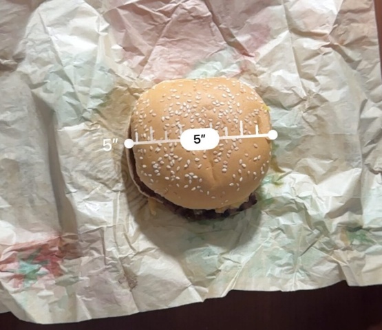 グアムのバーガーキングで食べることができるBBQブリスケットの直径は5インチ＝12㎝でした。