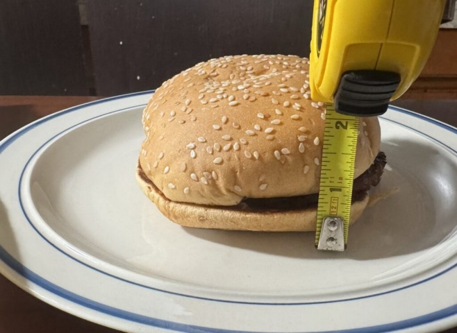 グアムのバーガーキングで食べることができるBBQブリスケットの高さは２インチ（5㎝）程度です。