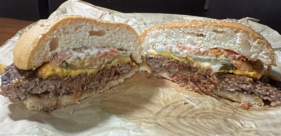 グアムのバーガーキングで食べることができるBBQブリスケットの断面写真です。