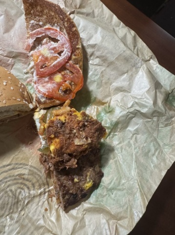 グアムのバーガーキングで食べることができるBBQブリスケッタ。ブリスケットはパテの下に隠れていますよ。