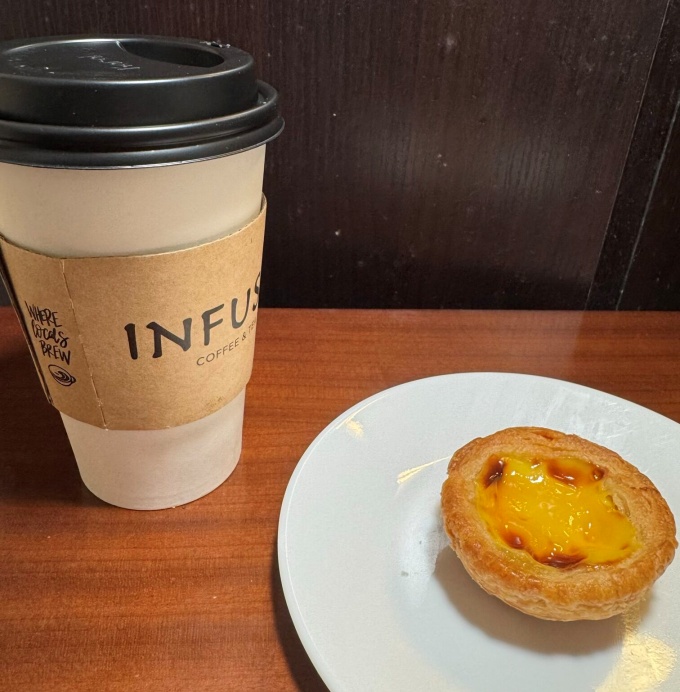 グアムのインフュージョンのエッグタルトとコーヒーです。