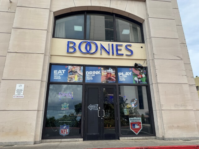 グアムのトニーローマの隣にはアメリカンなバーがあります。ロイヤルオーキッド内です。