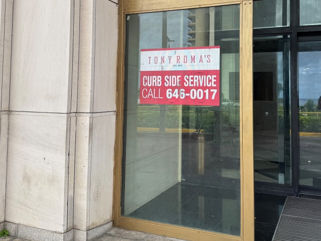 カーブサイドピックアップとはコロナ渦に行われていた車中まで店員がフードを持ってきてくれるサービスです。