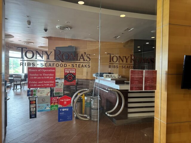 グアムのトニーロマ前に張り付けられている閉店しましたの紙。