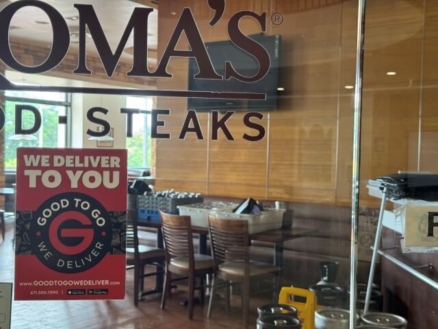 2025年8月にクローズしたトニーローマの店内にはグラスなどが片付けられまとめられていました。