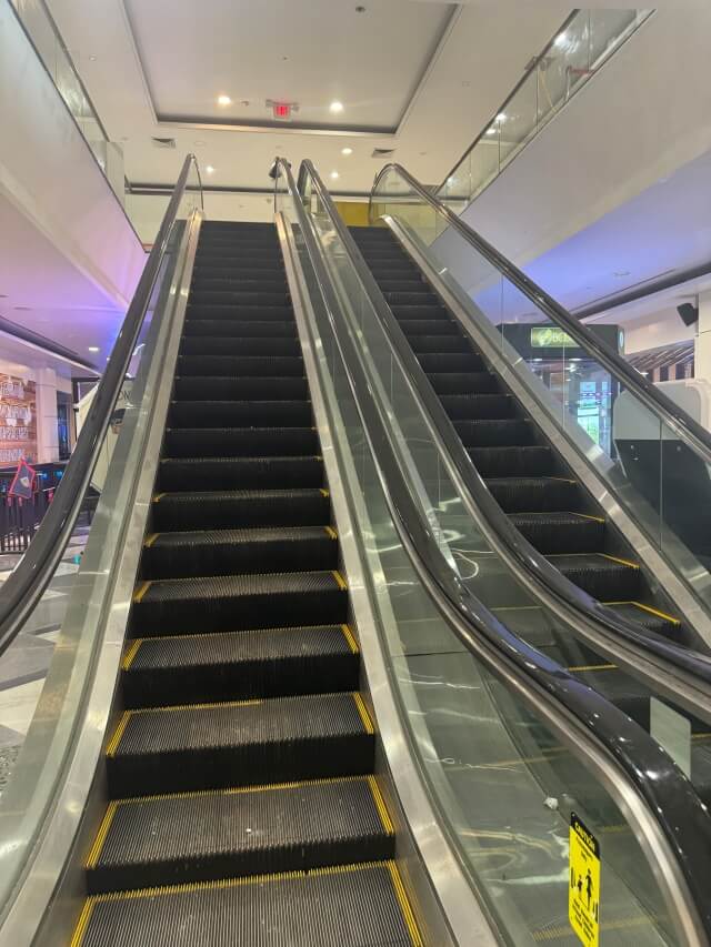 ロイヤルオーキッドホテルの中にある現在付けないエスカレーター