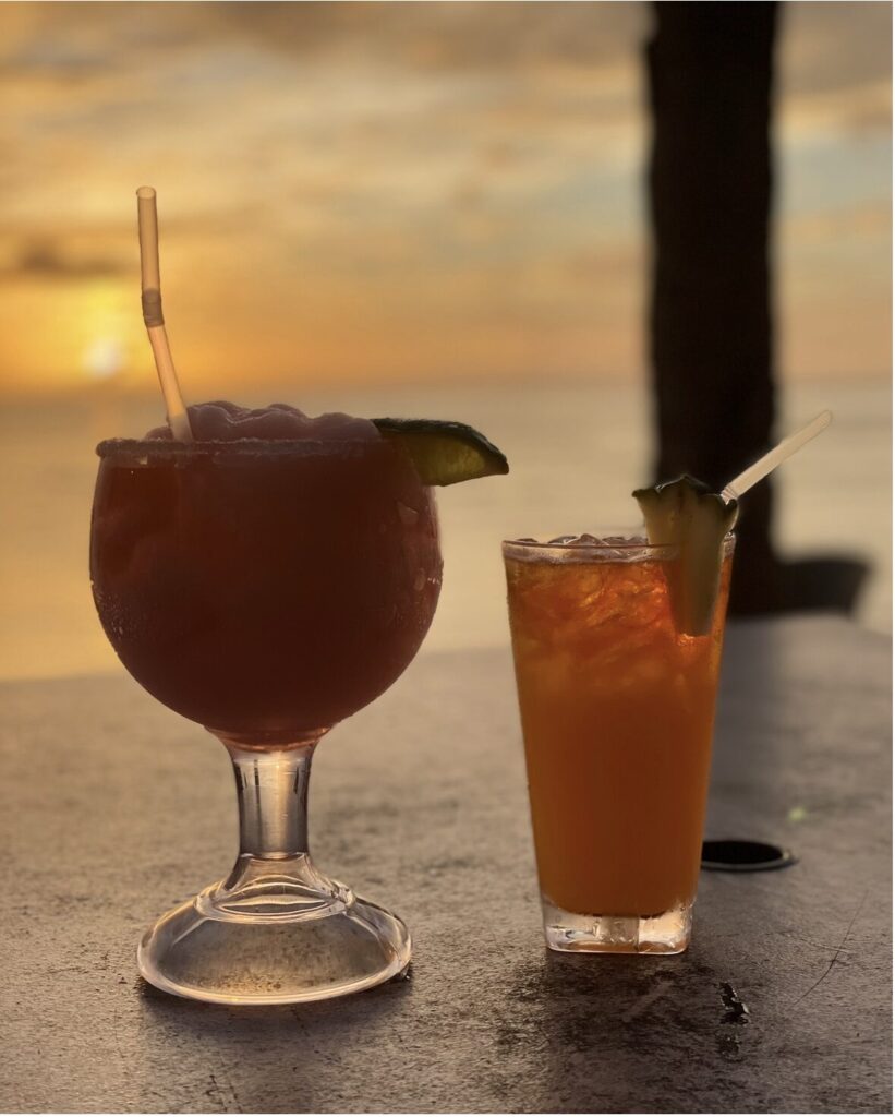 THEビーチでのサンセットとドリンクです。