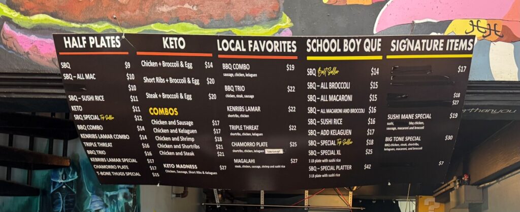 ピンクの建物の一階ヘビーヒッターズの店内メニューです。