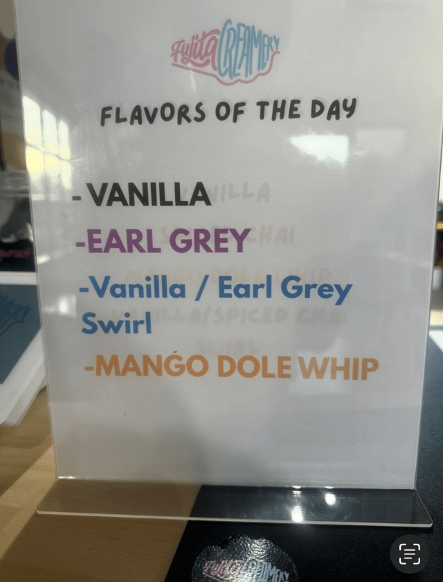 フレイバーオブザデイ・ピンクの建物の1階にあるアイスクリーム屋さんにて。