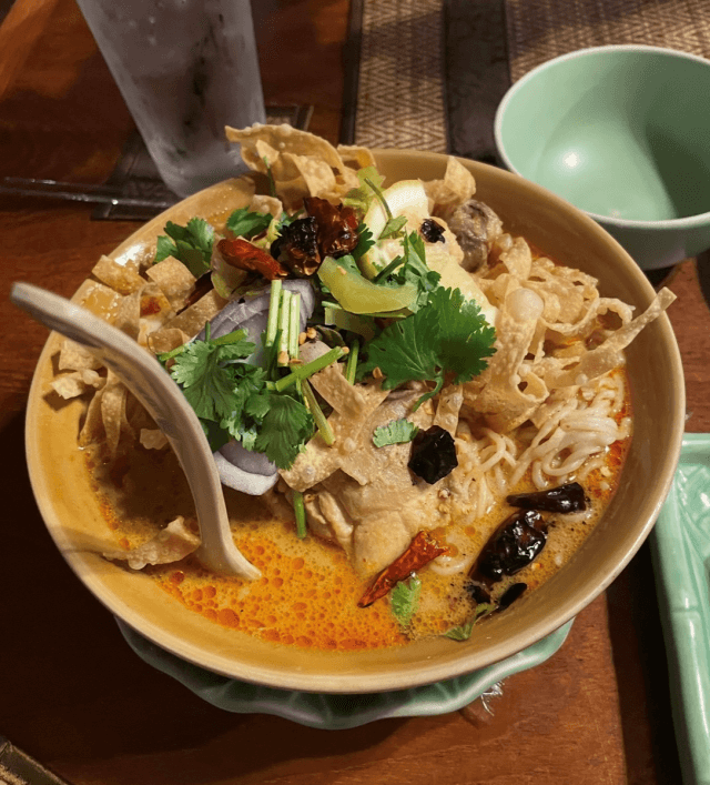 グアムのピンクの建物の近くにあるバンタイで提供されるメニューカオソイです、水曜日と土曜日のみ提供中