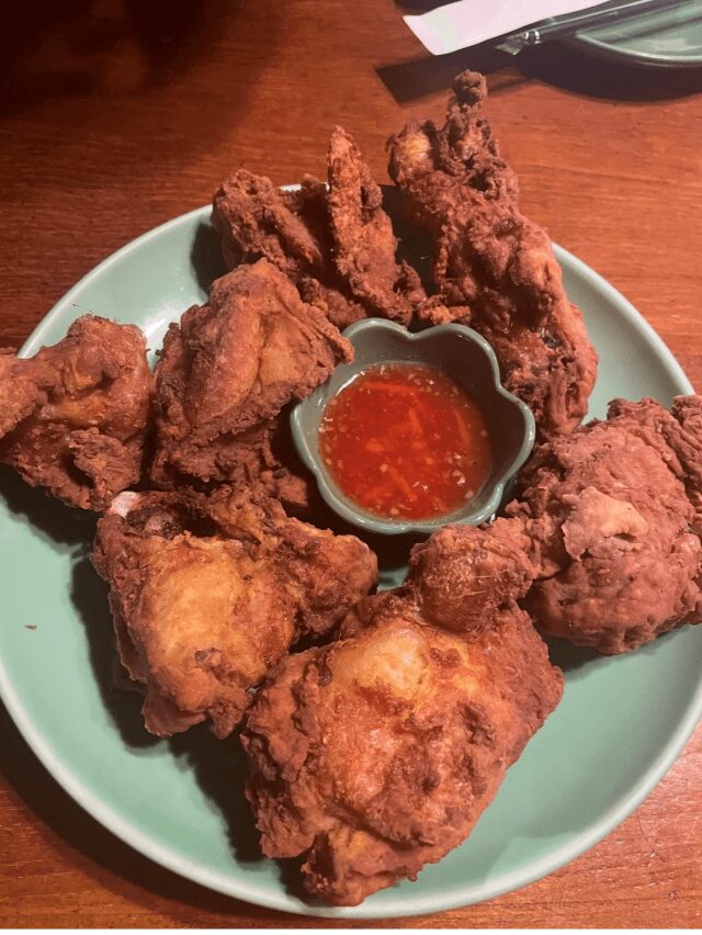 グアムのピンクの建物の近くにあるバンタイで提供されるメニューフライドチキン