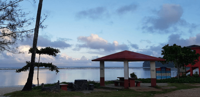 グアムのマタパンビーチの飲食スペースです。